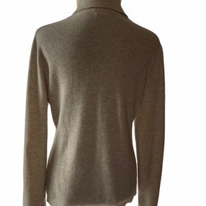 Ladies Oatmeal  100% Cashmere sweater size Large